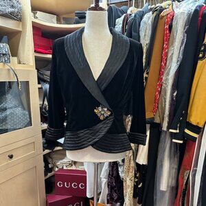 Victor Costa Size 6 Vintage Black Velvet Wrap with Brooch And Tag